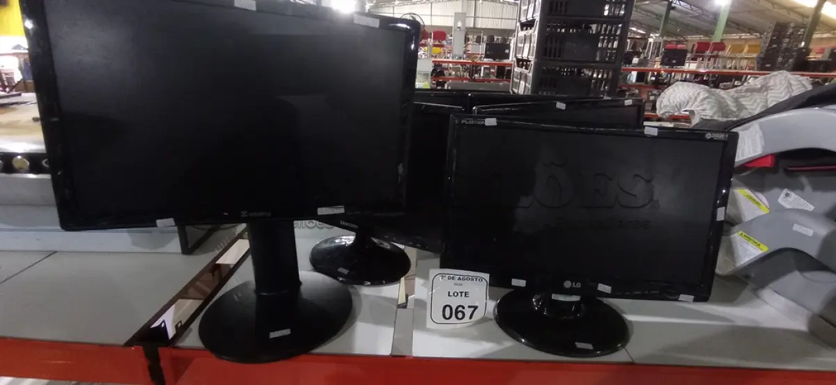 LOTE 067 - 06 MONITORES DE MARCAS E MODELOS DIVERSOS. (NO ESTADO) ATENÇÃO! FAZER A VISITAÇÃO ANTES DE ARREMATAR, NÃO SABEMOS SE FUNCIONA, LEILÃO NÃO TEM GARANTIA E NEM DEVOLUÇÃO, SUJEITO A POSSÍVEIS AVARIAS VISÍVEIS/OCULTAS E/OU AUSÊNCIA DE COMPONENTES.