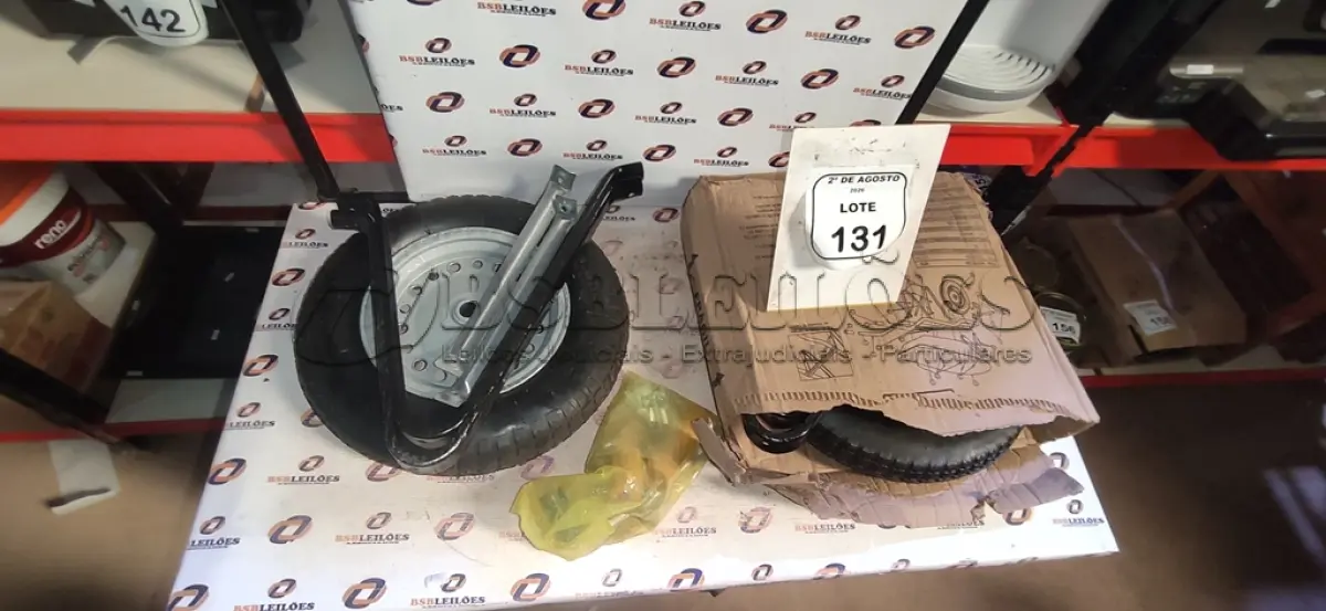 LOTE 131 - 02 KITS DE RODA DE CARRINHO DE MÃO. (NO ESTADO) ATENÇÃO! FAZER A VISITAÇÃO ANTES DE ARREMATAR, NÃO SABEMOS SE FUNCIONA, LEILÃO NÃO TEM GARANTIA E NEM DEVOLUÇÃO, SUJEITO A POSSÍVEIS AVARIAS VISÍVEIS/OCULTAS E/OU AUSÊNCIA DE COMPONENTES.