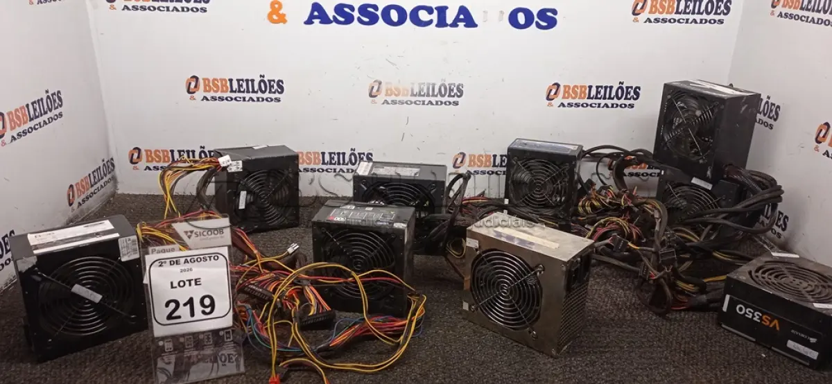LOTE 219 - 09 FONTES DE PC DE MARCAS E MODELOS DIVERSOS. (NO ESTADO) ATENÇÃO! FAZER A VISITAÇÃO ANTES DE ARREMATAR, NÃO SABEMOS SE FUNCIONA, LEILÃO NÃO TEM GARANTIA E NEM DEVOLUÇÃO, SUJEITO A POSSÍVEIS AVARIAS VISÍVEIS/OCULTAS E/OU AUSÊNCIA DE COMPONENTES.