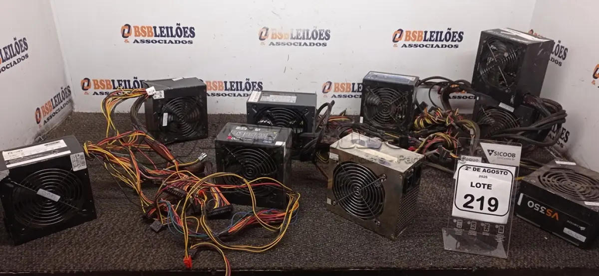 LOTE 219 - 09 FONTES DE PC DE MARCAS E MODELOS DIVERSOS. (NO ESTADO) ATENÇÃO! FAZER A VISITAÇÃO ANTES DE ARREMATAR, NÃO SABEMOS SE FUNCIONA, LEILÃO NÃO TEM GARANTIA E NEM DEVOLUÇÃO, SUJEITO A POSSÍVEIS AVARIAS VISÍVEIS/OCULTAS E/OU AUSÊNCIA DE COMPONENTES.