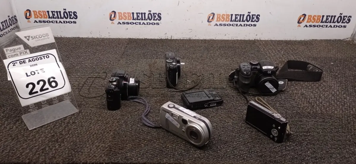 LOTE 226 - 06 CÂMERAS FOTOGRÁFICAS DE MARCAS E MODELOS DIVERSOS. (NO ESTADO) ATENÇÃO! FAZER A VISITAÇÃO ANTES DE ARREMATAR, NÃO SABEMOS SE FUNCIONA, LEILÃO NÃO TEM GARANTIA E NEM DEVOLUÇÃO, SUJEITO A POSSÍVEIS AVARIAS VISÍVEIS/OCULTAS E/OU AUSÊNCIA DE COMPONENTES.