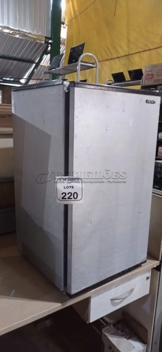 LOTE 220 - 01 FRIGOBAR 220V MARCA CONSUL. (NO ESTADO) ATENÇÃO! FAZER A VISITAÇÃO ANTES DE ARREMATAR, NÃO SABEMOS SE FUNCIONA, LEILÃO NÃO TEM GARANTIA E NEM DEVOLUÇÃO, SUJEITO A POSSÍVEIS AVARIAS VISÍVEIS/OCULTAS E/OU AUSÊNCIA DE COMPONENTES.