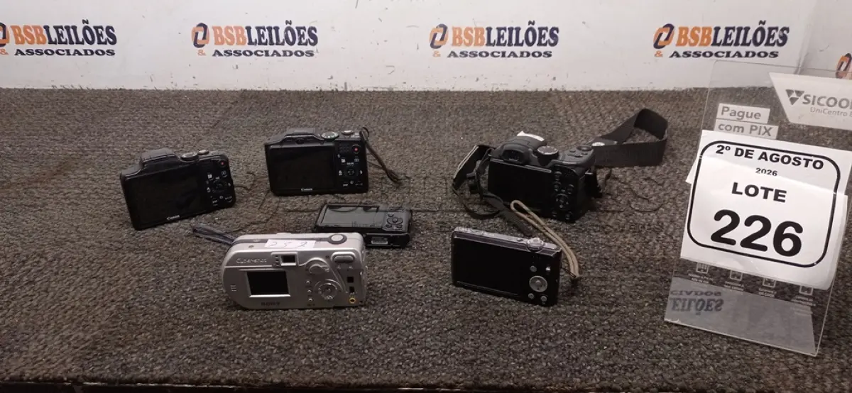 LOTE 226 - 06 CÂMERAS FOTOGRÁFICAS DE MARCAS E MODELOS DIVERSOS. (NO ESTADO) ATENÇÃO! FAZER A VISITAÇÃO ANTES DE ARREMATAR, NÃO SABEMOS SE FUNCIONA, LEILÃO NÃO TEM GARANTIA E NEM DEVOLUÇÃO, SUJEITO A POSSÍVEIS AVARIAS VISÍVEIS/OCULTAS E/OU AUSÊNCIA DE COMPONENTES.