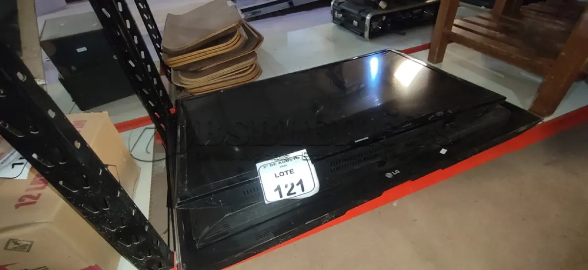 LOTE 121 - 03 TVS DE TAMANHOS E MARCAS DIVERSAS PARA RETIRADA DE PEÇAS. (NO ESTADO) ATENÇÃO! FAZER A VISITAÇÃO ANTES DE ARREMATAR, NÃO SABEMOS SE FUNCIONA, LEILÃO NÃO TEM GARANTIA E NEM DEVOLUÇÃO, SUJEITO A POSSÍVEIS AVARIAS VISÍVEIS/OCULTAS E/OU AUSÊNCIA DE COMPONENTES.