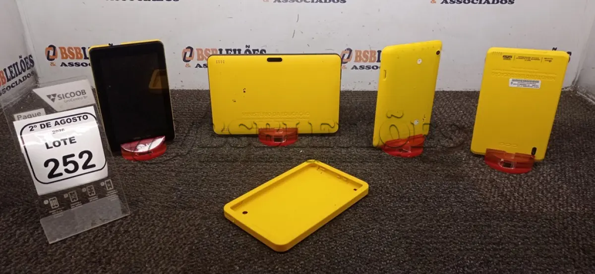 LOTE 252 - 04 TABLETS SEM FONTES. (NO ESTADO) ATENÇÃO! FAZER A VISITAÇÃO ANTES DE ARREMATAR, NÃO SABEMOS SE FUNCIONA, LEILÃO NÃO TEM GARANTIA E NEM DEVOLUÇÃO, SUJEITO A POSSÍVEIS AVARIAS VISÍVEIS/OCULTAS E/OU AUSÊNCIA DE COMPONENTES.