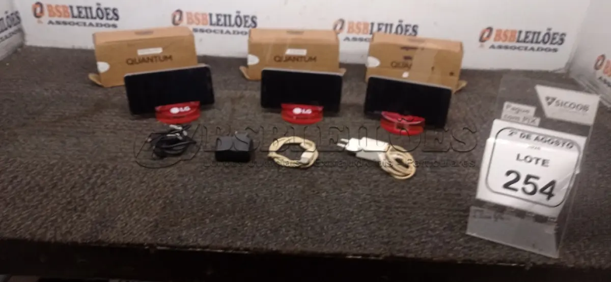 LOTE 254 - 03 CELULARES MARCA QUANTUM. (NO ESTADO) ATENÇÃO! FAZER A VISITAÇÃO ANTES DE ARREMATAR, NÃO SABEMOS SE FUNCIONA, LEILÃO NÃO TEM GARANTIA E NEM DEVOLUÇÃO, SUJEITO A POSSÍVEIS AVARIAS VISÍVEIS/OCULTAS E/OU AUSÊNCIA DE COMPONENTES.