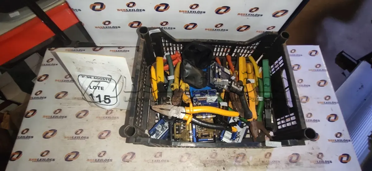 LOTE 115 - 01 LOTE COM VÁRIOS ALICATES, CLIVADORES E FERRAMENTAS DIVERSAS. (NO ESTADO) ATENÇÃO! FAZER A VISITAÇÃO ANTES DE ARREMATAR, NÃO SABEMOS SE FUNCIONA, LEILÃO NÃO TEM GARANTIA E NEM DEVOLUÇÃO, SUJEITO A POSSÍVEIS AVARIAS VISÍVEIS/OCULTAS E/OU AUSÊNCIA DE COMPONENTES.