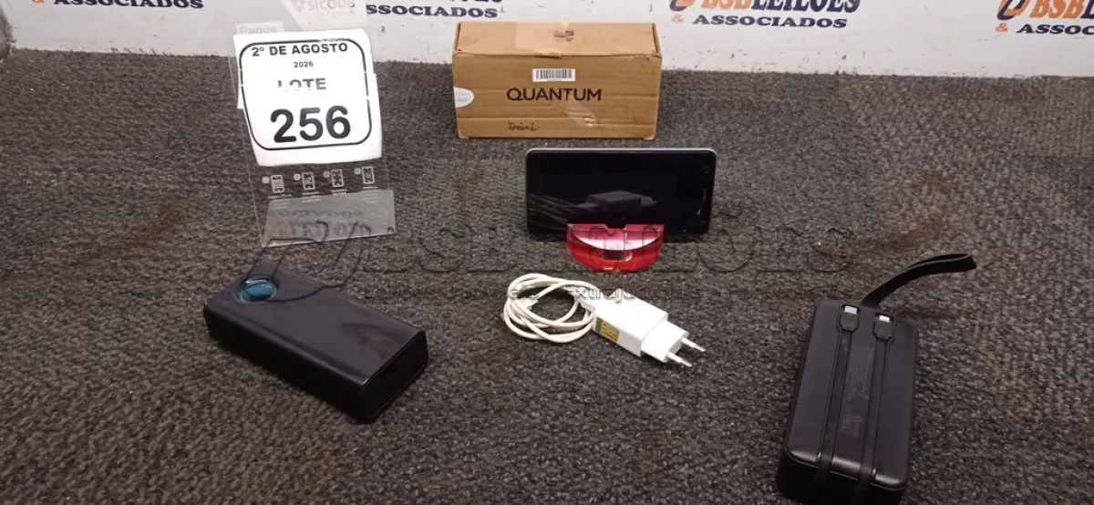 LOTE 256 - 02 POWER BANKS E 01 CELULAR. (NO ESTADO) ATENÇÃO! FAZER A VISITAÇÃO ANTES DE ARREMATAR, NÃO SABEMOS SE FUNCIONA, LEILÃO NÃO TEM GARANTIA E NEM DEVOLUÇÃO, SUJEITO A POSSÍVEIS AVARIAS VISÍVEIS/OCULTAS E/OU AUSÊNCIA DE COMPONENTES.