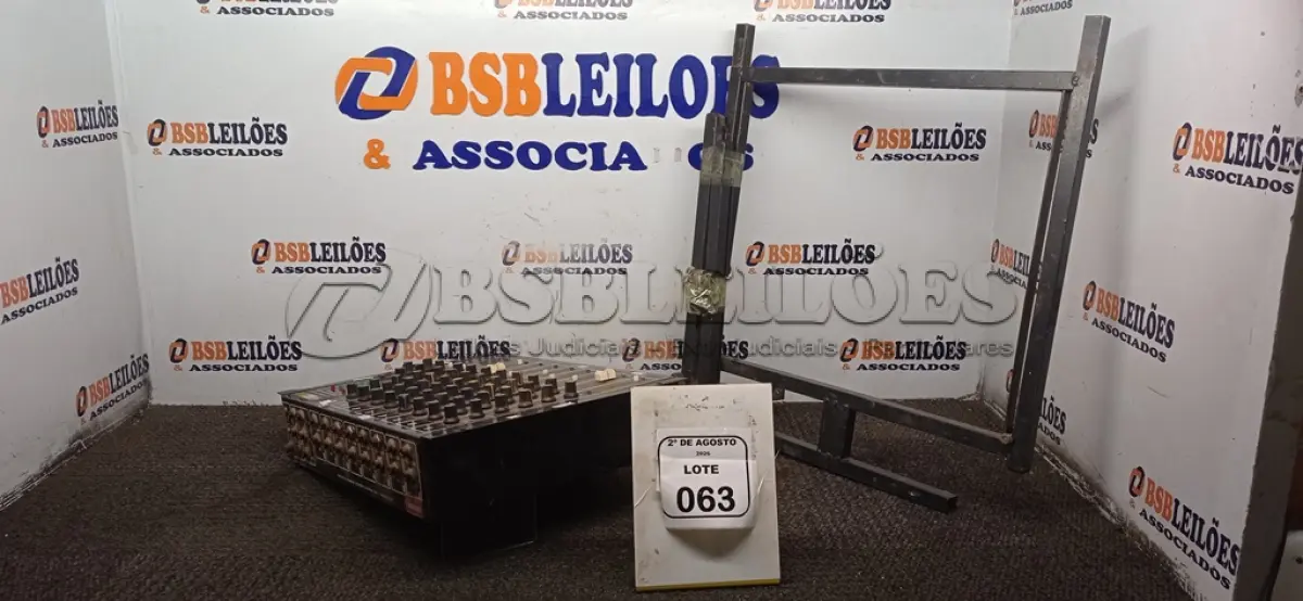 LOTE 063 - 01 MIXER DE ÁUDIO MODELO AM-8 MARCA CICLOTRON. (NO ESTADO) ATENÇÃO! FAZER A VISITAÇÃO ANTES DE ARREMATAR, NÃO SABEMOS SE FUNCIONA, LEILÃO NÃO TEM GARANTIA E NEM DEVOLUÇÃO, SUJEITO A POSSÍVEIS AVARIAS VISÍVEIS/OCULTAS E/OU AUSÊNCIA DE COMPONENTES.