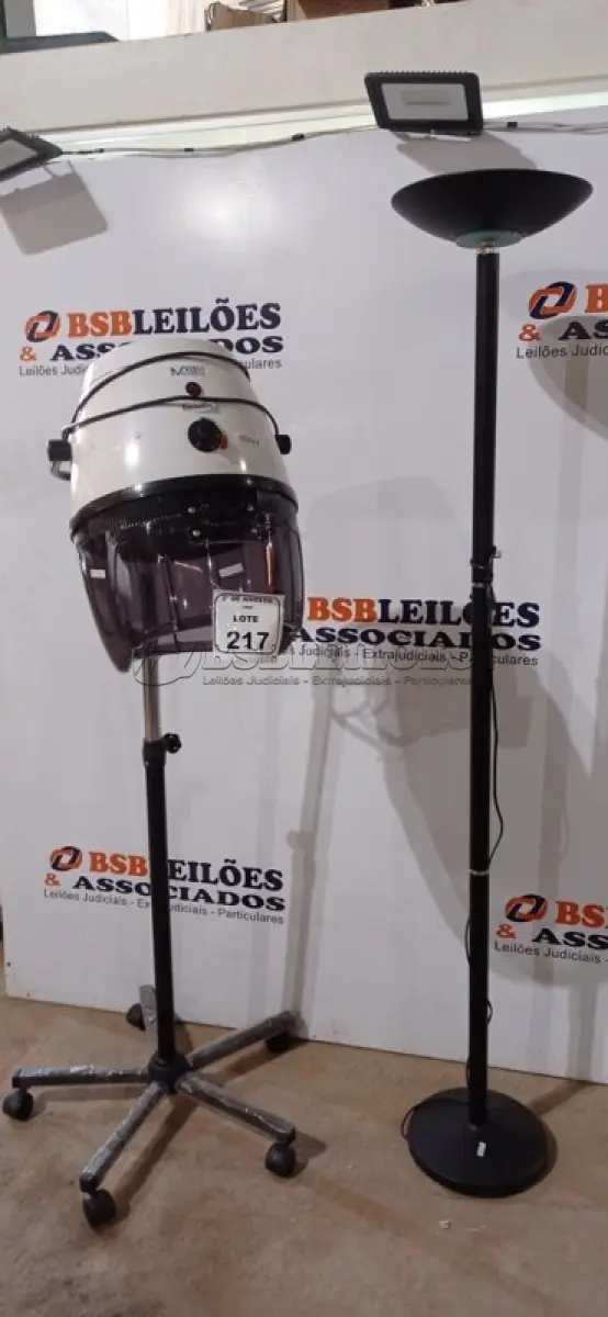 LOTE 217 - 01 LUSTRE ALTO E 01 SECADOR DE CABELO PROFISSIONAL. (NO ESTADO) ATENÇÃO! FAZER A VISITAÇÃO ANTES DE ARREMATAR, NÃO SABEMOS SE FUNCIONA, LEILÃO NÃO TEM GARANTIA E NEM DEVOLUÇÃO, SUJEITO A POSSÍVEIS AVARIAS VISÍVEIS/OCULTAS E/OU AUSÊNCIA DE COMPONENTES.