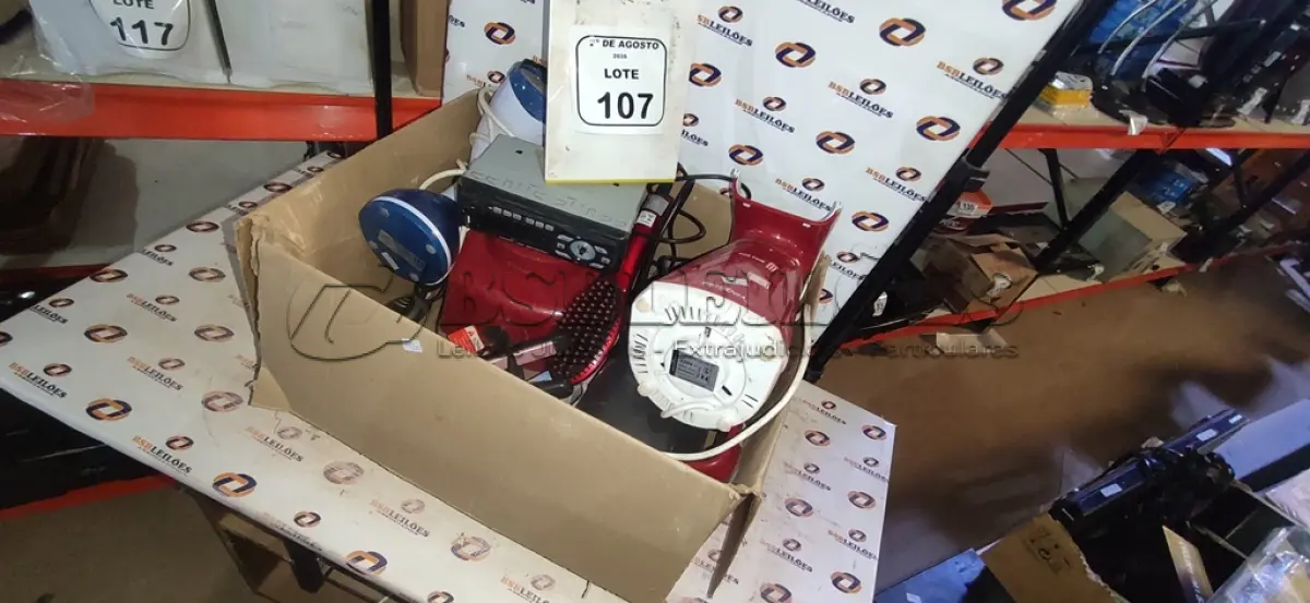 LOTE 107 - 01 PASSADOR DE ROUPA A VAPOR, 01 PIPOQUEIRA, 01 ESCOVA DE CABELO ELÉTRICA, 01 PRANCHA DE CABELO, 01 LÂMPADA DE EMERGÊNCIA, 01 LIQUIDIFICADOR E 01 APARELHO DE SOM AUTOMOTIVO. (NO ESTADO) ATENÇÃO! FAZER A VISITAÇÃO ANTES DE ARREMATAR, NÃO SABEMOS SE FUNCIONA, LEILÃO NÃO TEM GARANTIA E NEM DEVOLUÇÃO, SUJEITO A POSSÍVEIS AVARIAS VISÍVEIS/OCULTAS E/OU AUSÊNCIA DE COMPONENTES.