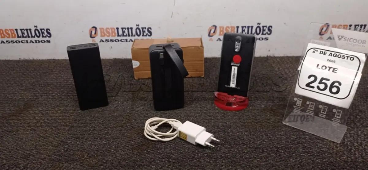 LOTE 256 - 02 POWER BANKS E 01 CELULAR. (NO ESTADO) ATENÇÃO! FAZER A VISITAÇÃO ANTES DE ARREMATAR, NÃO SABEMOS SE FUNCIONA, LEILÃO NÃO TEM GARANTIA E NEM DEVOLUÇÃO, SUJEITO A POSSÍVEIS AVARIAS VISÍVEIS/OCULTAS E/OU AUSÊNCIA DE COMPONENTES.