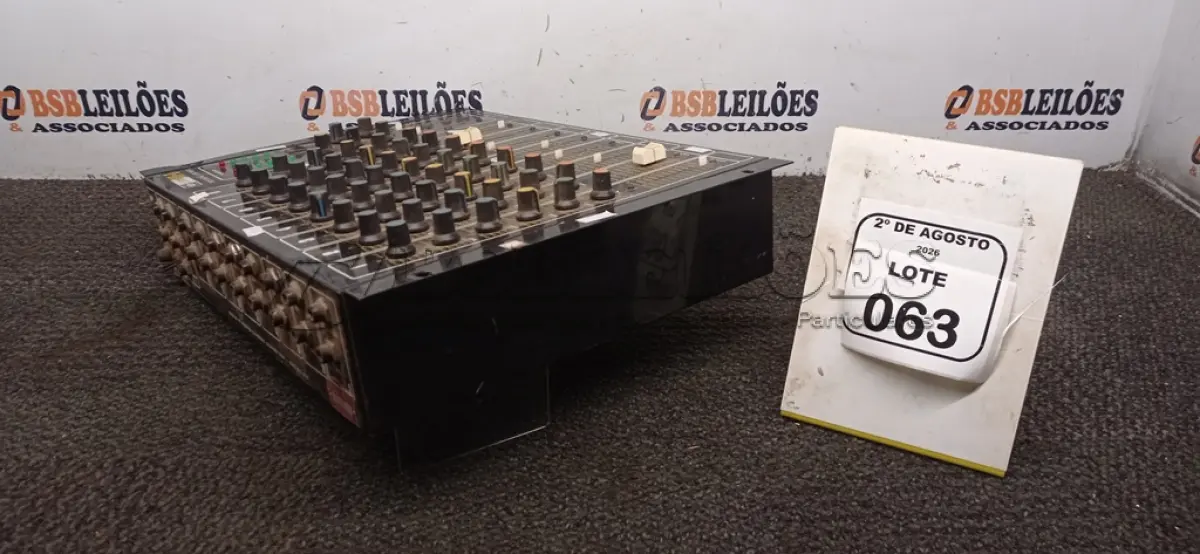 LOTE 063 - 01 MIXER DE ÁUDIO MODELO AM-8 MARCA CICLOTRON. (NO ESTADO) ATENÇÃO! FAZER A VISITAÇÃO ANTES DE ARREMATAR, NÃO SABEMOS SE FUNCIONA, LEILÃO NÃO TEM GARANTIA E NEM DEVOLUÇÃO, SUJEITO A POSSÍVEIS AVARIAS VISÍVEIS/OCULTAS E/OU AUSÊNCIA DE COMPONENTES.