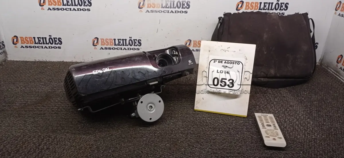 LOTE 053 - 01 PROJETOR MARCA EPSON. (NO ESTADO) ATENÇÃO! FAZER A VISITAÇÃO ANTES DE ARREMATAR, NÃO SABEMOS SE FUNCIONA, LEILÃO NÃO TEM GARANTIA E NEM DEVOLUÇÃO, SUJEITO A POSSÍVEIS AVARIAS VISÍVEIS/OCULTAS E/OU AUSÊNCIA DE COMPONENTES.