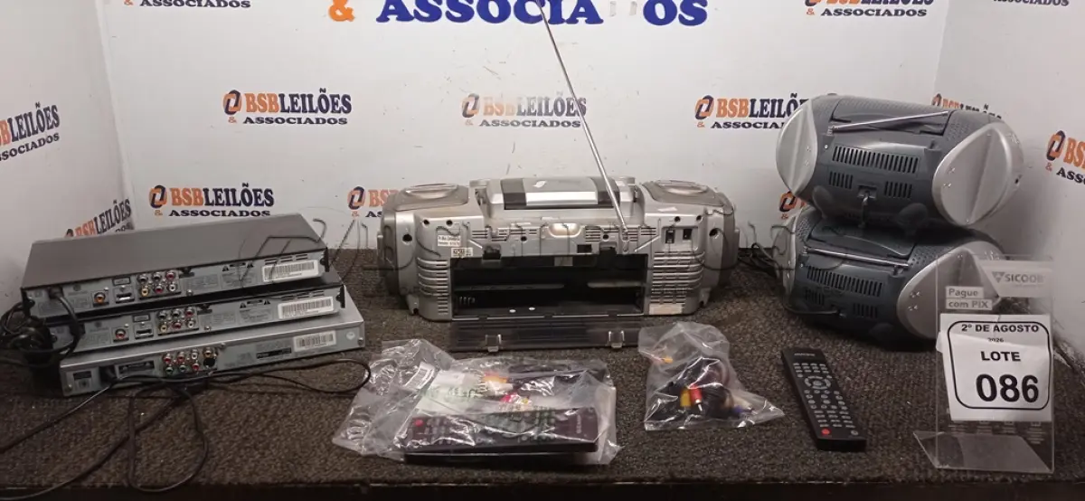 LOTE 086 - 03 APARELHOS DE DVD E 03 APARELHOS DE SOM PORTÁTEIS DE MARCAS E MODELOS DIVERSOS. (NO ESTADO) ATENÇÃO! FAZER A VISITAÇÃO ANTES DE ARREMATAR, NÃO SABEMOS SE FUNCIONA, LEILÃO NÃO TEM GARANTIA E NEM DEVOLUÇÃO, SUJEITO A POSSÍVEIS AVARIAS VISÍVEIS/OCULTAS E/OU AUSÊNCIA DE COMPONENTES.