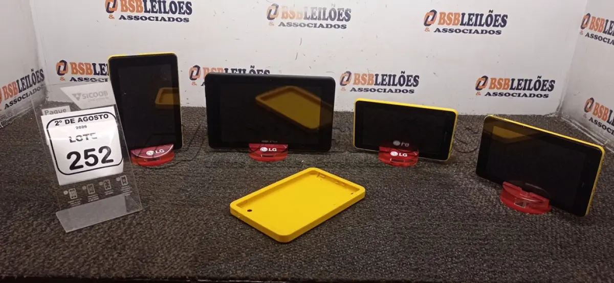 LOTE 252 - 04 TABLETS SEM FONTES. (NO ESTADO) ATENÇÃO! FAZER A VISITAÇÃO ANTES DE ARREMATAR, NÃO SABEMOS SE FUNCIONA, LEILÃO NÃO TEM GARANTIA E NEM DEVOLUÇÃO, SUJEITO A POSSÍVEIS AVARIAS VISÍVEIS/OCULTAS E/OU AUSÊNCIA DE COMPONENTES.