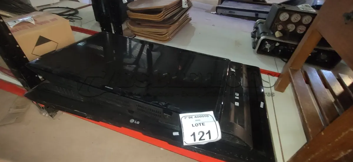 LOTE 121 - 03 TVS DE TAMANHOS E MARCAS DIVERSAS PARA RETIRADA DE PEÇAS. (NO ESTADO) ATENÇÃO! FAZER A VISITAÇÃO ANTES DE ARREMATAR, NÃO SABEMOS SE FUNCIONA, LEILÃO NÃO TEM GARANTIA E NEM DEVOLUÇÃO, SUJEITO A POSSÍVEIS AVARIAS VISÍVEIS/OCULTAS E/OU AUSÊNCIA DE COMPONENTES.