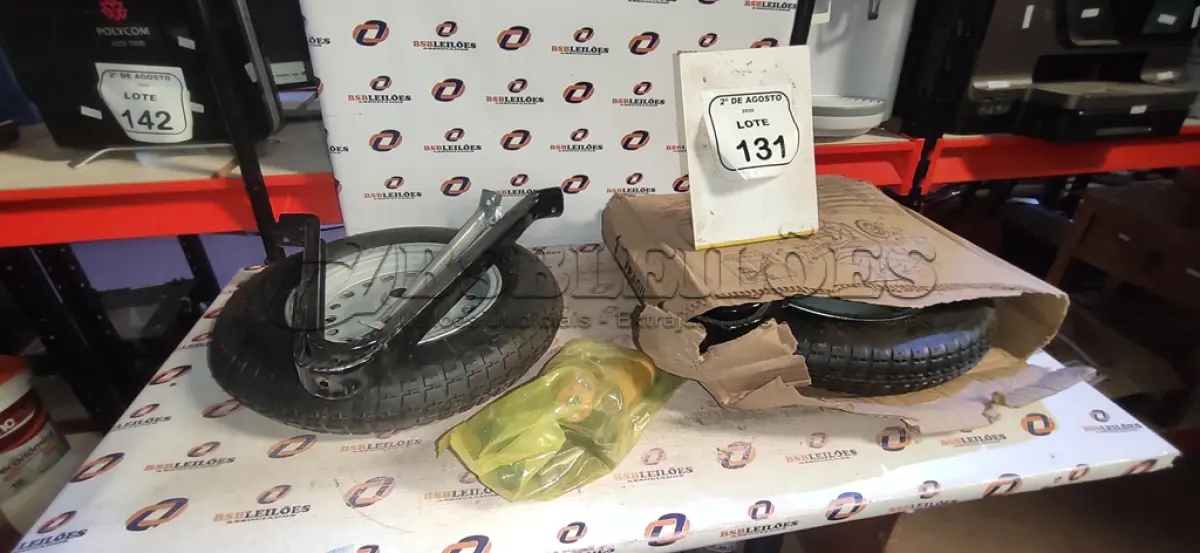 LOTE 131 - 02 KITS DE RODA DE CARRINHO DE MÃO. (NO ESTADO) ATENÇÃO! FAZER A VISITAÇÃO ANTES DE ARREMATAR, NÃO SABEMOS SE FUNCIONA, LEILÃO NÃO TEM GARANTIA E NEM DEVOLUÇÃO, SUJEITO A POSSÍVEIS AVARIAS VISÍVEIS/OCULTAS E/OU AUSÊNCIA DE COMPONENTES.