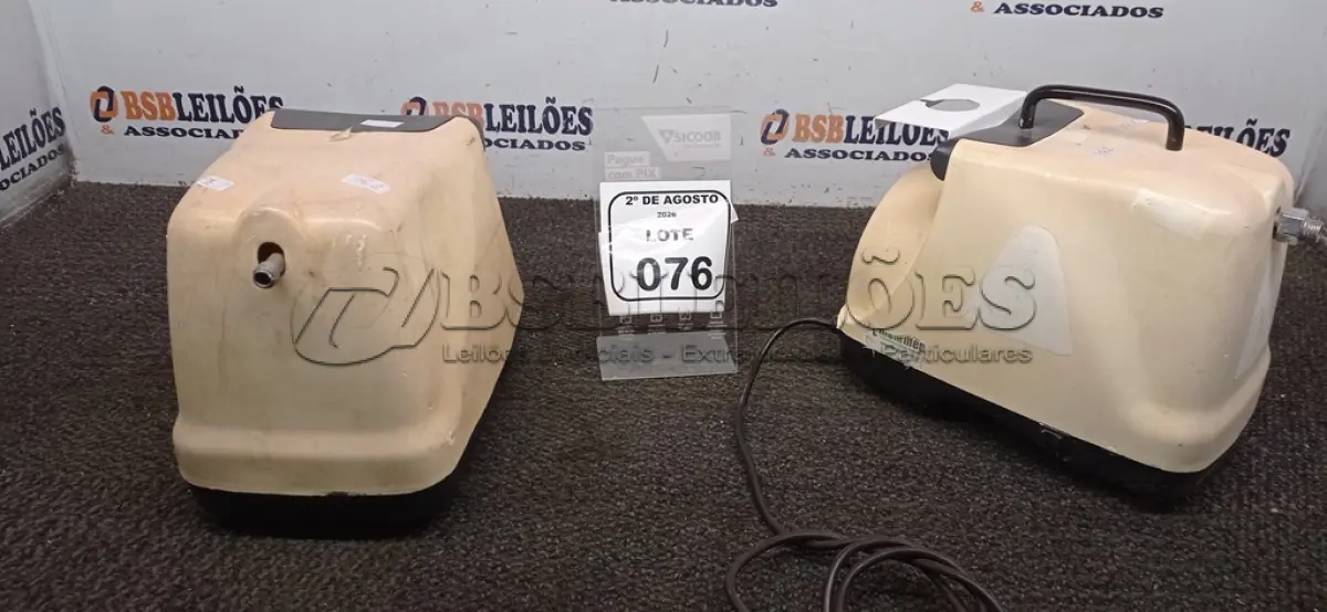 LOTE 076 - 02 ASPIRADORES CIRÚRGICOS INCOMPLETOS. (NO ESTADO) ATENÇÃO! FAZER A VISITAÇÃO ANTES DE ARREMATAR, NÃO SABEMOS SE FUNCIONA, LEILÃO NÃO TEM GARANTIA E NEM DEVOLUÇÃO, SUJEITO A POSSÍVEIS AVARIAS VISÍVEIS/OCULTAS E/OU AUSÊNCIA DE COMPONENTES.