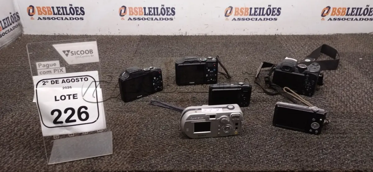 LOTE 226 - 06 CÂMERAS FOTOGRÁFICAS DE MARCAS E MODELOS DIVERSOS. (NO ESTADO) ATENÇÃO! FAZER A VISITAÇÃO ANTES DE ARREMATAR, NÃO SABEMOS SE FUNCIONA, LEILÃO NÃO TEM GARANTIA E NEM DEVOLUÇÃO, SUJEITO A POSSÍVEIS AVARIAS VISÍVEIS/OCULTAS E/OU AUSÊNCIA DE COMPONENTES.