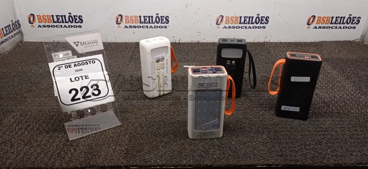 LOTE 223 - 04 POWER BANK DE MARCAS E MODELOS DIVERSOS. (NO ESTADO) ATENÇÃO! FAZER A VISITAÇÃO ANTES DE ARREMATAR, NÃO SABEMOS SE FUNCIONA, LEILÃO NÃO TEM GARANTIA E NEM DEVOLUÇÃO, SUJEITO A POSSÍVEIS AVARIAS VISÍVEIS/OCULTAS E/OU AUSÊNCIA DE COMPONENTES.
