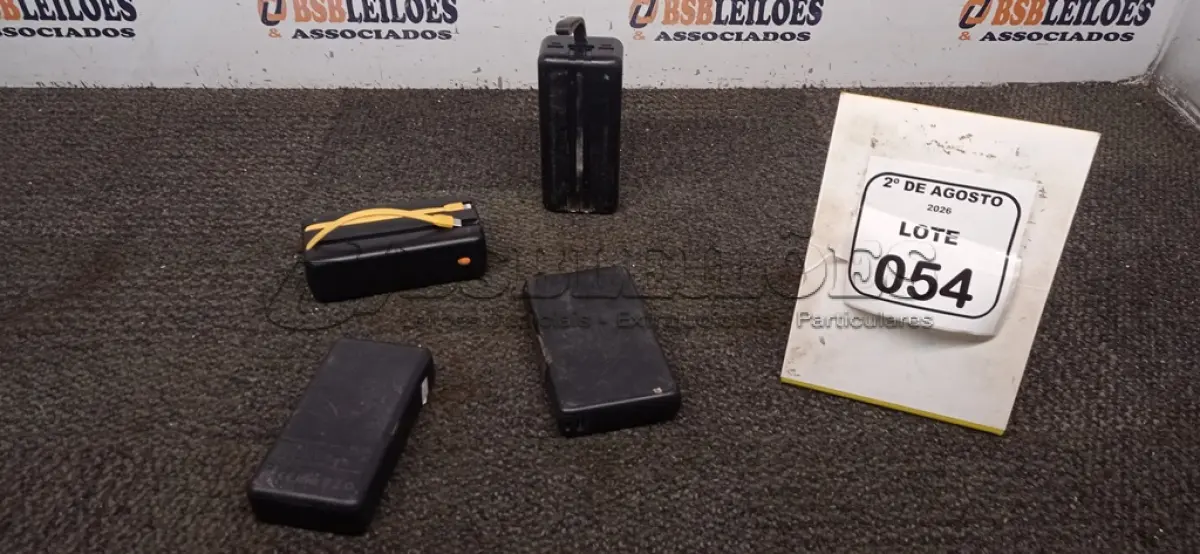 LOTE 054 - 04 POWER BANK DE MARCAS DIVERSAS. (NO ESTADO) ATENÇÃO! FAZER A VISITAÇÃO ANTES DE ARREMATAR, NÃO SABEMOS SE FUNCIONA, LEILÃO NÃO TEM GARANTIA E NEM DEVOLUÇÃO, SUJEITO A POSSÍVEIS AVARIAS VISÍVEIS/OCULTAS E/OU AUSÊNCIA DE COMPONENTES.