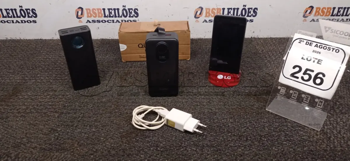 LOTE 256 - 02 POWER BANKS E 01 CELULAR. (NO ESTADO) ATENÇÃO! FAZER A VISITAÇÃO ANTES DE ARREMATAR, NÃO SABEMOS SE FUNCIONA, LEILÃO NÃO TEM GARANTIA E NEM DEVOLUÇÃO, SUJEITO A POSSÍVEIS AVARIAS VISÍVEIS/OCULTAS E/OU AUSÊNCIA DE COMPONENTES.