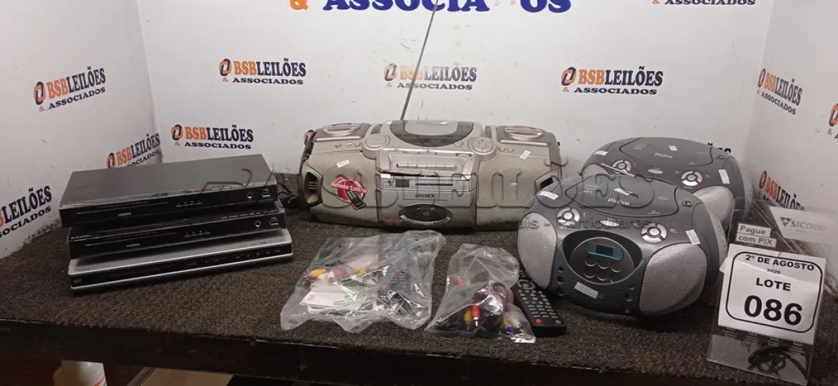 LOTE 086 - 03 APARELHOS DE DVD E 03 APARELHOS DE SOM PORTÁTEIS DE MARCAS E MODELOS DIVERSOS. (NO ESTADO) ATENÇÃO! FAZER A VISITAÇÃO ANTES DE ARREMATAR, NÃO SABEMOS SE FUNCIONA, LEILÃO NÃO TEM GARANTIA E NEM DEVOLUÇÃO, SUJEITO A POSSÍVEIS AVARIAS VISÍVEIS/OCULTAS E/OU AUSÊNCIA DE COMPONENTES.