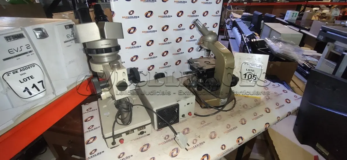 LOTE 105 - 02 MICROSCÓPIOS. (NO ESTADO) ATENÇÃO! FAZER A VISITAÇÃO ANTES DE ARREMATAR, NÃO SABEMOS SE FUNCIONA, LEILÃO NÃO TEM GARANTIA E NEM DEVOLUÇÃO, SUJEITO A POSSÍVEIS AVARIAS VISÍVEIS/OCULTAS E/OU AUSÊNCIA DE COMPONENTES.