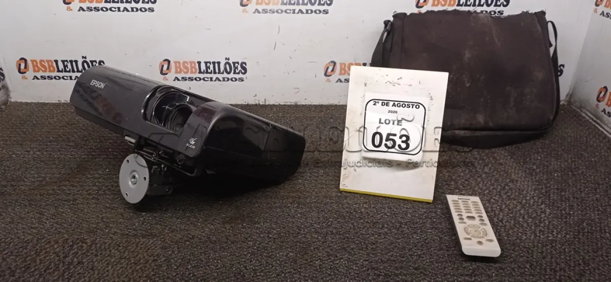 LOTE 053 - 01 PROJETOR MARCA EPSON. (NO ESTADO) ATENÇÃO! FAZER A VISITAÇÃO ANTES DE ARREMATAR, NÃO SABEMOS SE FUNCIONA, LEILÃO NÃO TEM GARANTIA E NEM DEVOLUÇÃO, SUJEITO A POSSÍVEIS AVARIAS VISÍVEIS/OCULTAS E/OU AUSÊNCIA DE COMPONENTES.