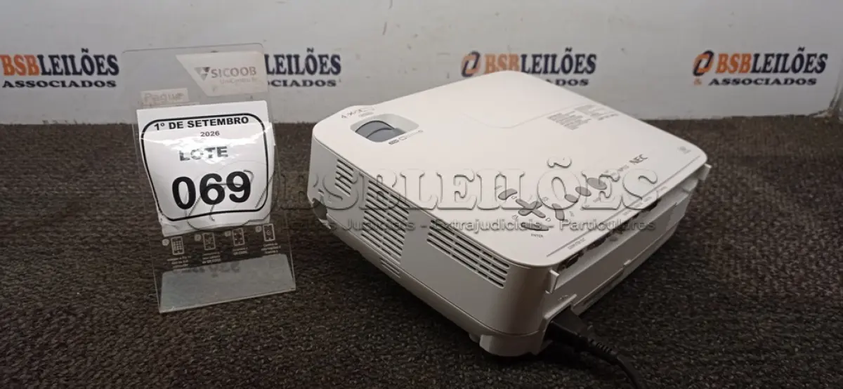 LOTE 069 - 01 PROJETOR MARCA NEC SEM CABOS. (NO ESTADO) ATENÇÃO! FAZER A VISITAÇÃO ANTES DE ARREMATAR, NÃO SABEMOS SE FUNCIONA, LEILÃO NÃO TEM GARANTIA E NEM DEVOLUÇÃO, SUJEITO A POSSÍVEIS AVARIAS VISÍVEIS/OCULTAS E/OU AUSÊNCIA DE COMPONENTES.