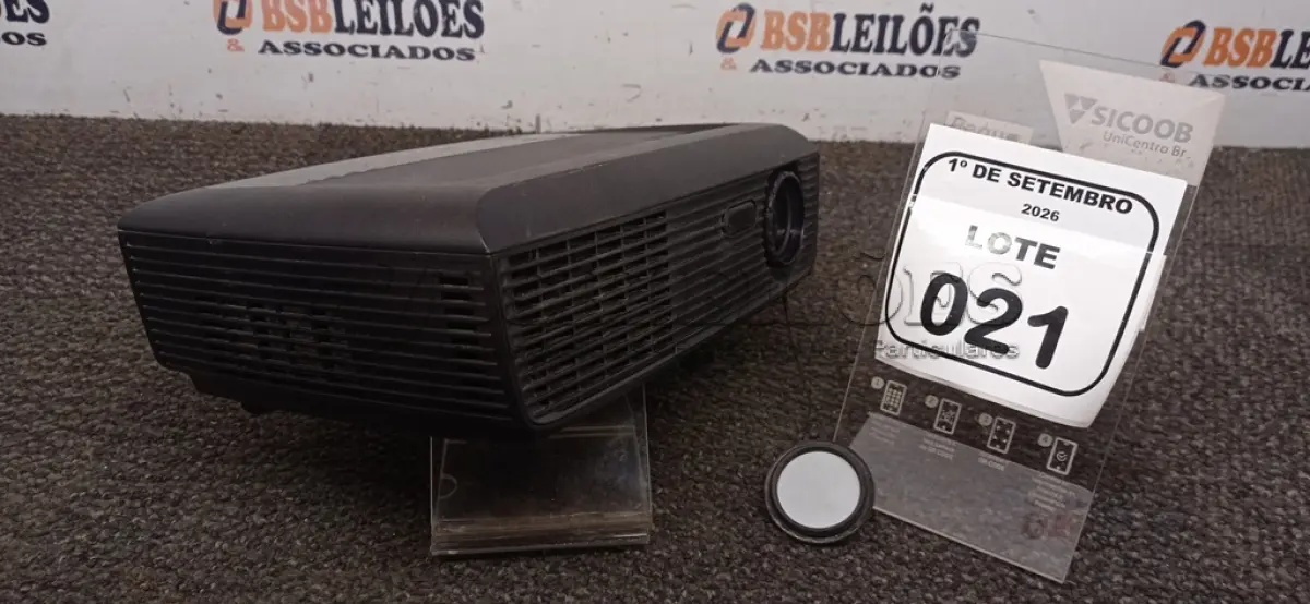 LOTE 021 - 01 PROJETOR MARCA DELL SEM CABOS. (NO ESTADO) ATENÇÃO! FAZER A VISITAÇÃO ANTES DE ARREMATAR, NÃO SABEMOS SE FUNCIONA, LEILÃO NÃO TEM GARANTIA E NEM DEVOLUÇÃO, SUJEITO A POSSÍVEIS AVARIAS VISÍVEIS/OCULTAS E/OU AUSÊNCIA DE COMPONENTES.