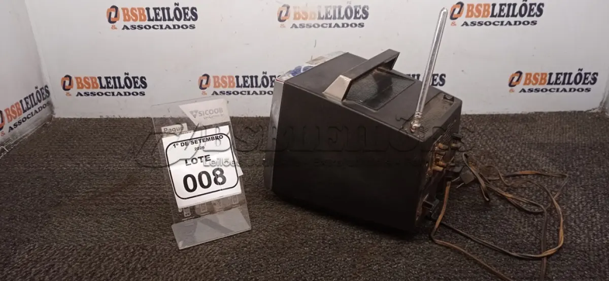 LOTE 008 - 01 MINI TV MODELO SOLID STATE MARCA SONY. (NO ESTADO) ATENÇÃO! FAZER A VISITAÇÃO ANTES DE ARREMATAR, NÃO SABEMOS SE FUNCIONA, LEILÃO NÃO TEM GARANTIA E NEM DEVOLUÇÃO, SUJEITO A POSSÍVEIS AVARIAS VISÍVEIS/OCULTAS E/OU AUSÊNCIA DE COMPONENTES.