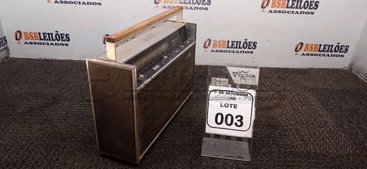 LOTE 003 - 01 RÁDIO ANTIGO MODELO TRANSGLOBE SOLID STATE MARCA PHILCO. (NO ESTADO) ATENÇÃO! FAZER A VISITAÇÃO ANTES DE ARREMATAR, NÃO SABEMOS SE FUNCIONA, LEILÃO NÃO TEM GARANTIA E NEM DEVOLUÇÃO, SUJEITO A POSSÍVEIS AVARIAS VISÍVEIS/OCULTAS E/OU AUSÊNCIA DE COMPONENTES.