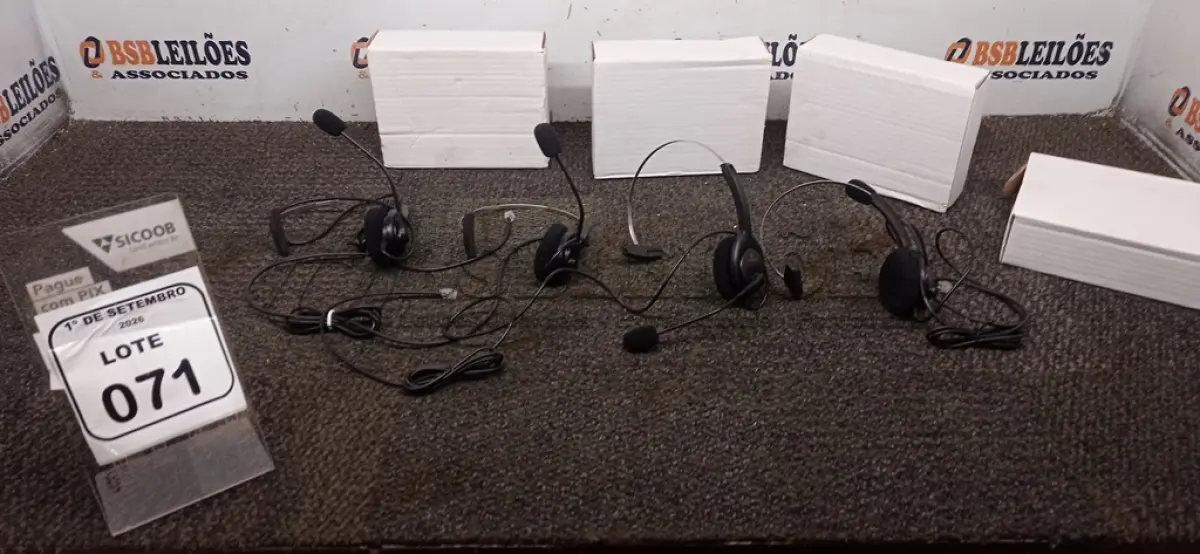 LOTE 071 - 04 HEADSETS. (NO ESTADO) ATENÇÃO! FAZER A VISITAÇÃO ANTES DE ARREMATAR, NÃO SABEMOS SE FUNCIONA, LEILÃO NÃO TEM GARANTIA E NEM DEVOLUÇÃO, SUJEITO A POSSÍVEIS AVARIAS VISÍVEIS/OCULTAS E/OU AUSÊNCIA DE COMPONENTES.