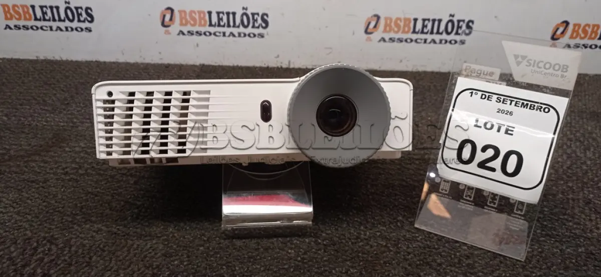 LOTE 020 - 01 PROJETOR MARCA LG SEM CABOS. (NO ESTADO) ATENÇÃO! FAZER A VISITAÇÃO ANTES DE ARREMATAR, NÃO SABEMOS SE FUNCIONA, LEILÃO NÃO TEM GARANTIA E NEM DEVOLUÇÃO, SUJEITO A POSSÍVEIS AVARIAS VISÍVEIS/OCULTAS E/OU AUSÊNCIA DE COMPONENTES.