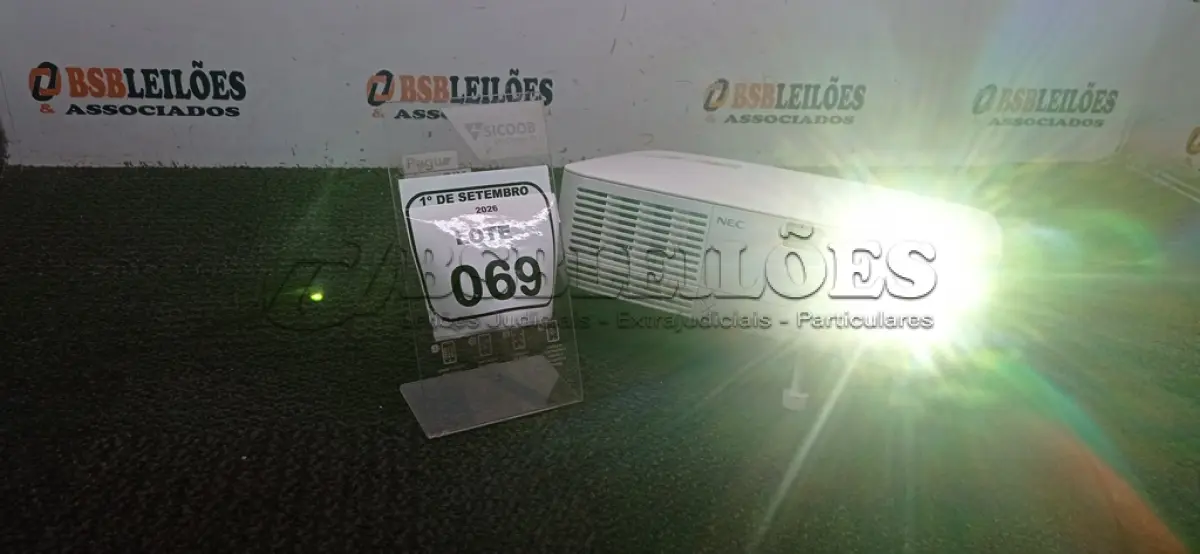 LOTE 069 - 01 PROJETOR MARCA NEC SEM CABOS. (NO ESTADO) ATENÇÃO! FAZER A VISITAÇÃO ANTES DE ARREMATAR, NÃO SABEMOS SE FUNCIONA, LEILÃO NÃO TEM GARANTIA E NEM DEVOLUÇÃO, SUJEITO A POSSÍVEIS AVARIAS VISÍVEIS/OCULTAS E/OU AUSÊNCIA DE COMPONENTES.