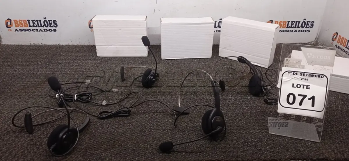 LOTE 071 - 04 HEADSETS. (NO ESTADO) ATENÇÃO! FAZER A VISITAÇÃO ANTES DE ARREMATAR, NÃO SABEMOS SE FUNCIONA, LEILÃO NÃO TEM GARANTIA E NEM DEVOLUÇÃO, SUJEITO A POSSÍVEIS AVARIAS VISÍVEIS/OCULTAS E/OU AUSÊNCIA DE COMPONENTES.