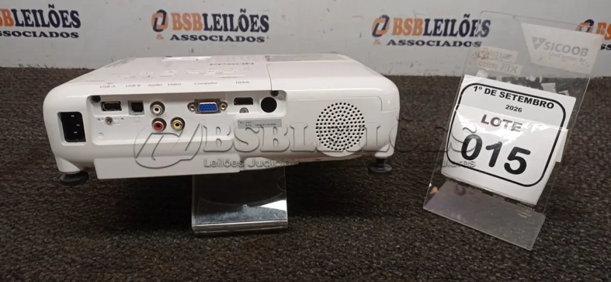 LOTE 015 - 01 PROJETOR MARCA EPSON SEM CABOS. (NO ESTADO) ATENÇÃO! FAZER A VISITAÇÃO ANTES DE ARREMATAR, NÃO SABEMOS SE FUNCIONA, LEILÃO NÃO TEM GARANTIA E NEM DEVOLUÇÃO, SUJEITO A POSSÍVEIS AVARIAS VISÍVEIS/OCULTAS E/OU AUSÊNCIA DE COMPONENTES.