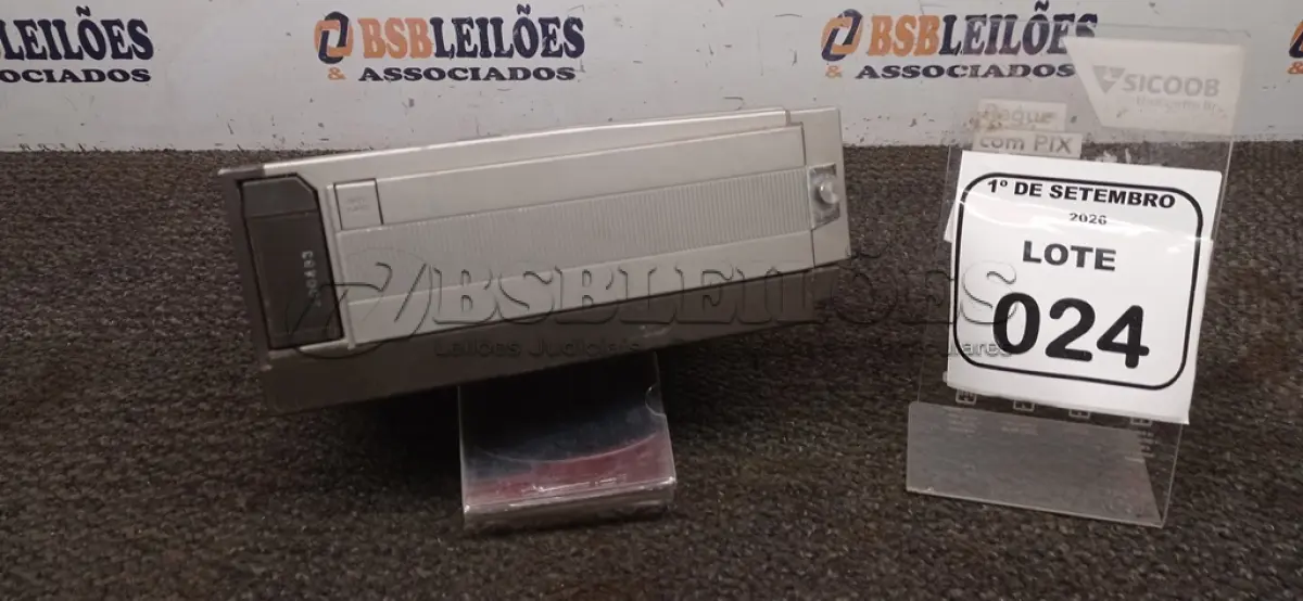 LOTE 024 - 01 VÍDEO CASSETE PORTÁTIL MARCA PANSONIC. (NO ESTADO) ATENÇÃO! FAZER A VISITAÇÃO ANTES DE ARREMATAR, NÃO SABEMOS SE FUNCIONA, LEILÃO NÃO TEM GARANTIA E NEM DEVOLUÇÃO, SUJEITO A POSSÍVEIS AVARIAS VISÍVEIS/OCULTAS E/OU AUSÊNCIA DE COMPONENTES.