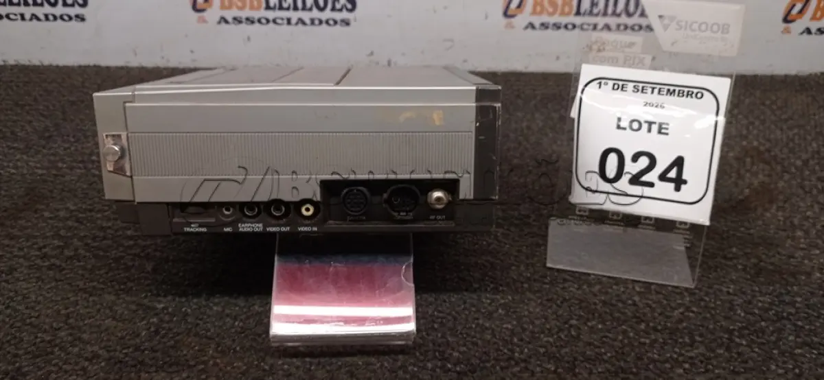 LOTE 024 - 01 VÍDEO CASSETE PORTÁTIL MARCA PANSONIC. (NO ESTADO) ATENÇÃO! FAZER A VISITAÇÃO ANTES DE ARREMATAR, NÃO SABEMOS SE FUNCIONA, LEILÃO NÃO TEM GARANTIA E NEM DEVOLUÇÃO, SUJEITO A POSSÍVEIS AVARIAS VISÍVEIS/OCULTAS E/OU AUSÊNCIA DE COMPONENTES.