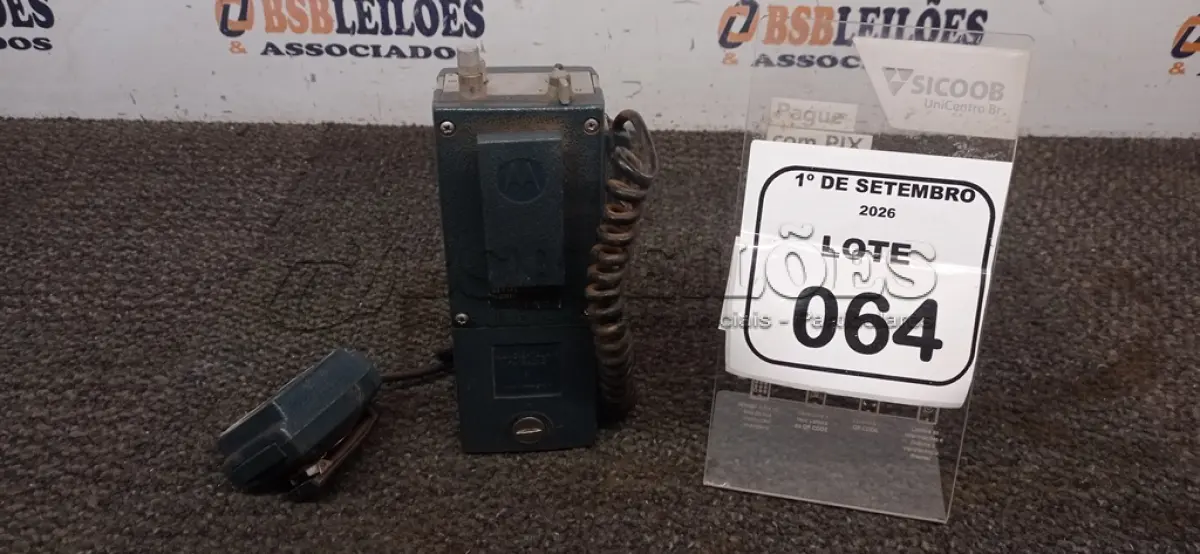 LOTE 064 - 01 RÁDIO COMUNICADOR MARCA MOTOROLA. (NO ESTADO) ATENÇÃO! FAZER A VISITAÇÃO ANTES DE ARREMATAR, NÃO SABEMOS SE FUNCIONA, LEILÃO NÃO TEM GARANTIA E NEM DEVOLUÇÃO, SUJEITO A POSSÍVEIS AVARIAS VISÍVEIS/OCULTAS E/OU AUSÊNCIA DE COMPONENTES.