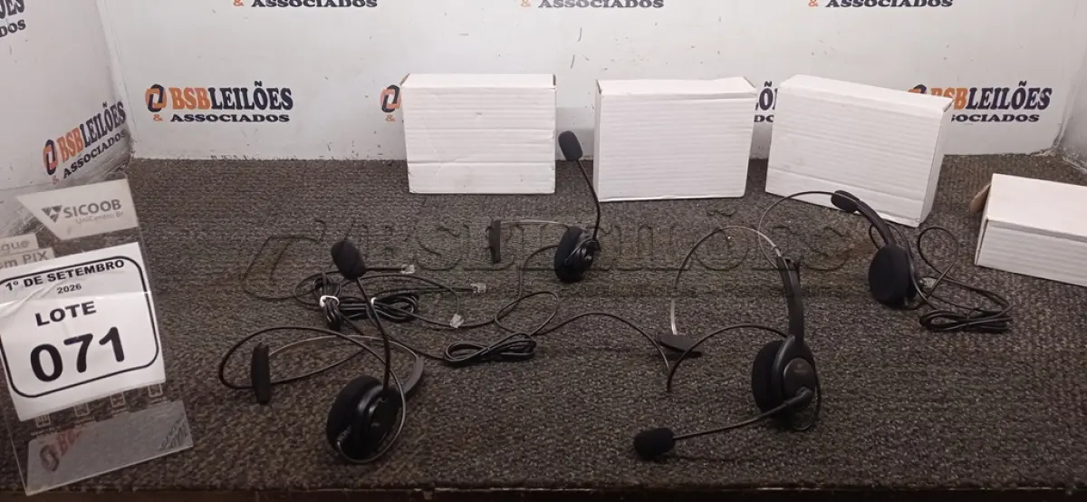 LOTE 071 - 04 HEADSETS. (NO ESTADO) ATENÇÃO! FAZER A VISITAÇÃO ANTES DE ARREMATAR, NÃO SABEMOS SE FUNCIONA, LEILÃO NÃO TEM GARANTIA E NEM DEVOLUÇÃO, SUJEITO A POSSÍVEIS AVARIAS VISÍVEIS/OCULTAS E/OU AUSÊNCIA DE COMPONENTES.
