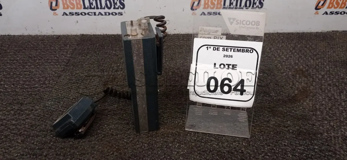 LOTE 064 - 01 RÁDIO COMUNICADOR MARCA MOTOROLA. (NO ESTADO) ATENÇÃO! FAZER A VISITAÇÃO ANTES DE ARREMATAR, NÃO SABEMOS SE FUNCIONA, LEILÃO NÃO TEM GARANTIA E NEM DEVOLUÇÃO, SUJEITO A POSSÍVEIS AVARIAS VISÍVEIS/OCULTAS E/OU AUSÊNCIA DE COMPONENTES.