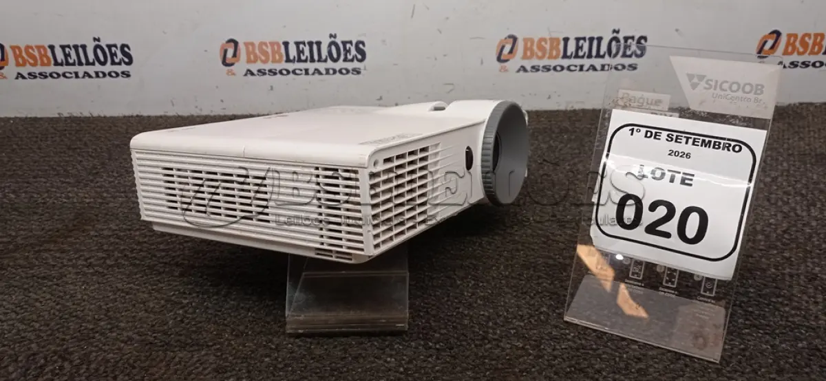 LOTE 020 - 01 PROJETOR MARCA LG SEM CABOS. (NO ESTADO) ATENÇÃO! FAZER A VISITAÇÃO ANTES DE ARREMATAR, NÃO SABEMOS SE FUNCIONA, LEILÃO NÃO TEM GARANTIA E NEM DEVOLUÇÃO, SUJEITO A POSSÍVEIS AVARIAS VISÍVEIS/OCULTAS E/OU AUSÊNCIA DE COMPONENTES.