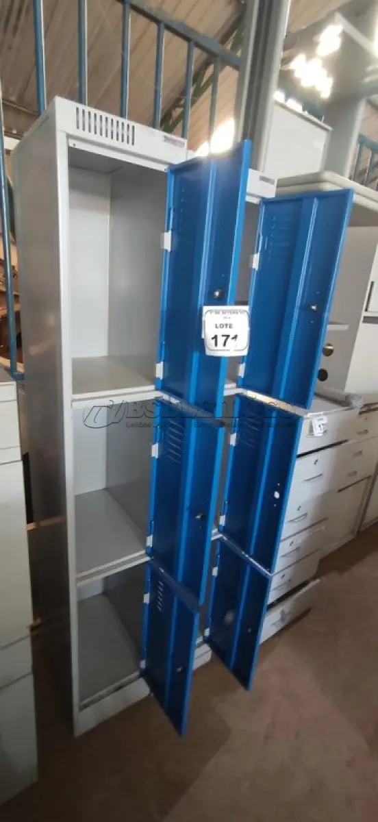 LOTE 171 - 02 ARMÁRIOS ROUPEIRO DE 03 PORTAS EM AÇO. (NO ESTADO) ATENÇÃO! FAZER A VISITAÇÃO ANTES DE ARREMATAR, NÃO SABEMOS SE FUNCIONA, LEILÃO NÃO TEM GARANTIA E NEM DEVOLUÇÃO, SUJEITO A POSSÍVEIS AVARIAS VISÍVEIS/OCULTAS E/OU AUSÊNCIA DE COMPONENTES.