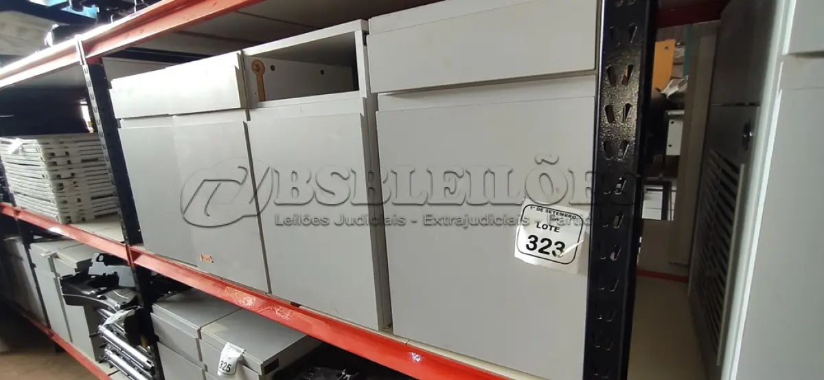 LOTE 323 - 04 ARMÁRIOS BAIXOS COM 01 GAVETA E 01 COMPARTIMENTO PARA CPU. (NO ESTADO) ATENÇÃO! FAZER A VISITAÇÃO ANTES DE ARREMATAR, NÃO SABEMOS SE FUNCIONA, LEILÃO NÃO TEM GARANTIA E NEM DEVOLUÇÃO, SUJEITO A POSSÍVEIS AVARIAS VISÍVEIS/OCULTAS E/OU AUSÊNCIA DE COMPONENTES.