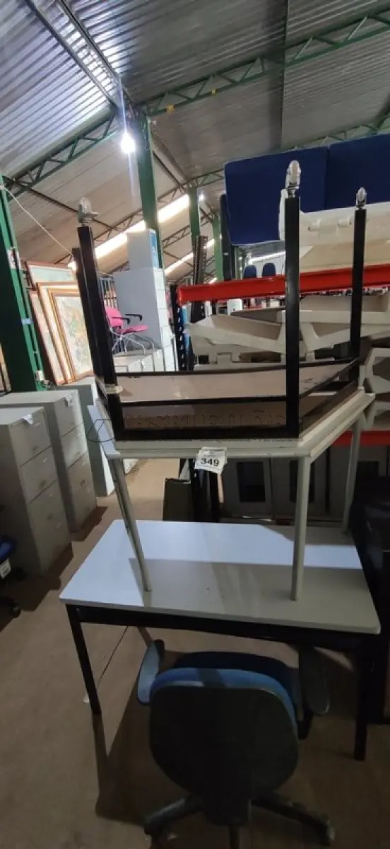 LOTE 349 - 01 CADEIRA DE ESCRITÓRIO GIRATÓRIA E 03 MESAS DE TAMANHOS DIVERSOS. (NO ESTADO) ATENÇÃO! FAZER A VISITAÇÃO ANTES DE ARREMATAR, NÃO SABEMOS SE FUNCIONA, LEILÃO NÃO TEM GARANTIA E NEM DEVOLUÇÃO, SUJEITO A POSSÍVEIS AVARIAS VISÍVEIS/OCULTAS E/OU AUSÊNCIA DE COMPONENTES.