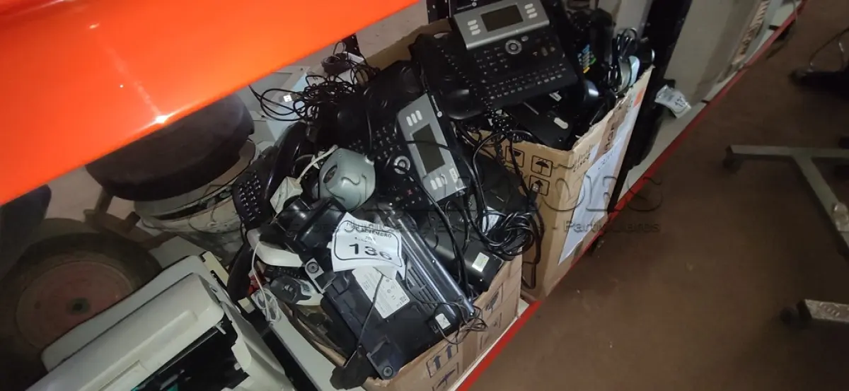 LOTE 136 - 01 LOTE COM GRANDE QUANTIDADE DE APARELHOS TELEFÔNICOS E ELETRÔNICOS DIVERSOS. (NO ESTADO) ATENÇÃO! FAZER A VISITAÇÃO ANTES DE ARREMATAR, NÃO SABEMOS SE FUNCIONA, LEILÃO NÃO TEM GARANTIA E NEM DEVOLUÇÃO, SUJEITO A POSSÍVEIS AVARIAS VISÍVEIS/OCULTAS E/OU AUSÊNCIA DE COMPONENTES.