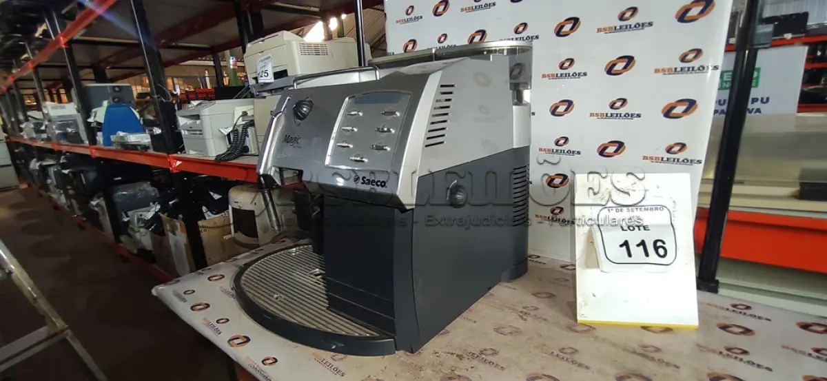 LOTE 116 - 01 MÁQUINA DE CAFÉ EXPRESSO MODELO MAGIC DE LUXE MARCA SAECO. (NO ESTADO) ATENÇÃO! FAZER A VISITAÇÃO ANTES DE ARREMATAR, NÃO SABEMOS SE FUNCIONA, LEILÃO NÃO TEM GARANTIA E NEM DEVOLUÇÃO, SUJEITO A POSSÍVEIS AVARIAS VISÍVEIS/OCULTAS E/OU AUSÊNCIA DE COMPONENTES.